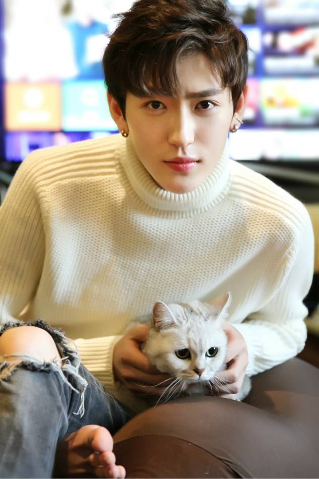 李东阳冬日写真曝光 长腿颜赞惹人爱