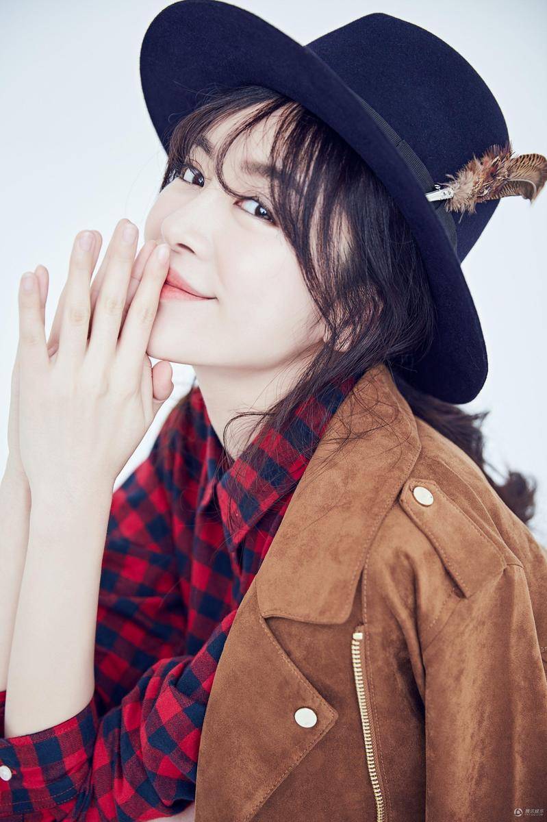 赵多娜曝时尚写真 冬日英伦风搭配干练十足