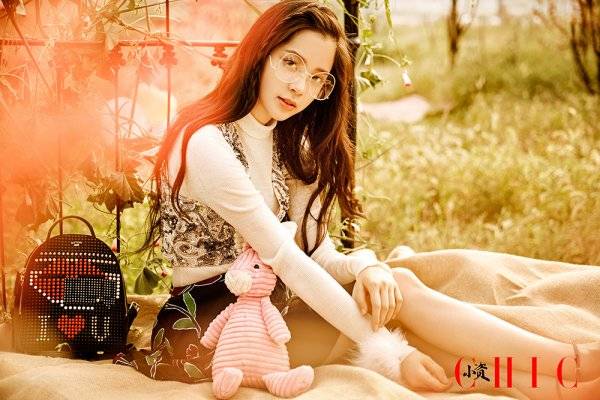 欧阳娜娜最新写真封面照演绎青春精灵