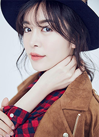 赵多娜曝时尚写真 冬日英伦风搭配干练十足