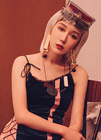 演员娄艺潇最新写真大片 复古时尚别具一格