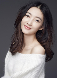 演员王丽坤暖冬写真 香肩长腿显别致小性感”