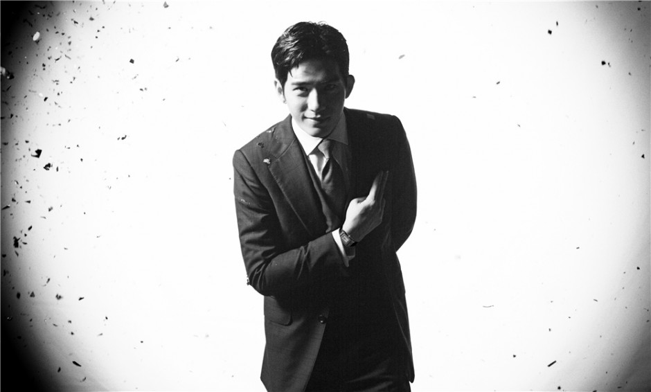 井柏然时尚大片曝光 黑白光影演绎正反面