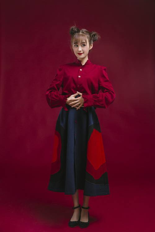 郑合惠子新年曝光最新写真 俏皮丸子头古灵精怪