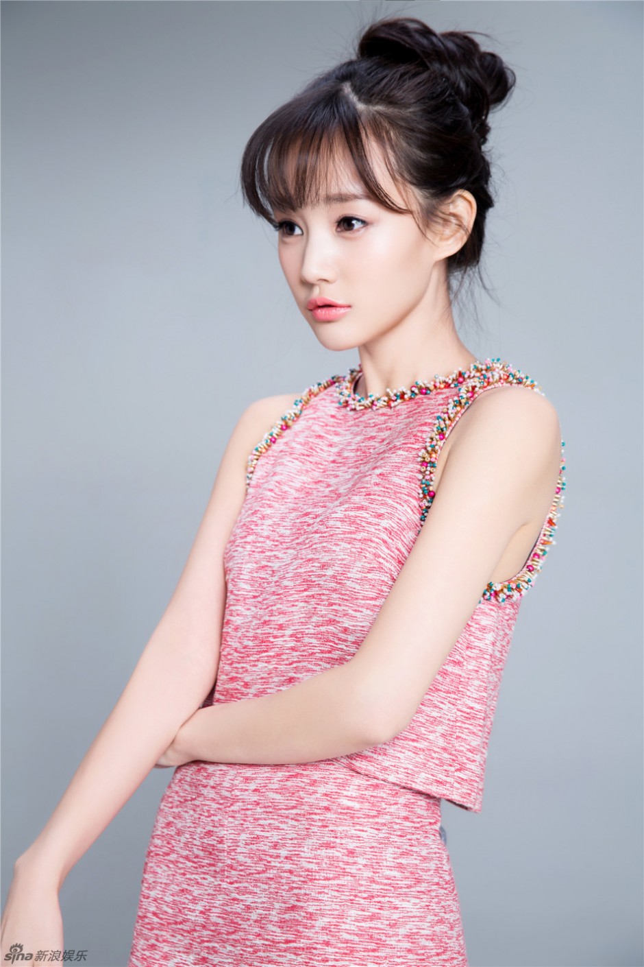 李一桐最新写真曝光 干净素雅犹如仙子般灵动