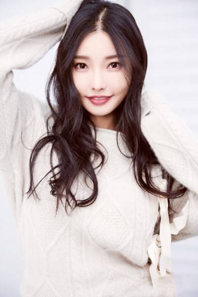 童菲冬日治愈系写真曝光 鬼马可爱暖化人心