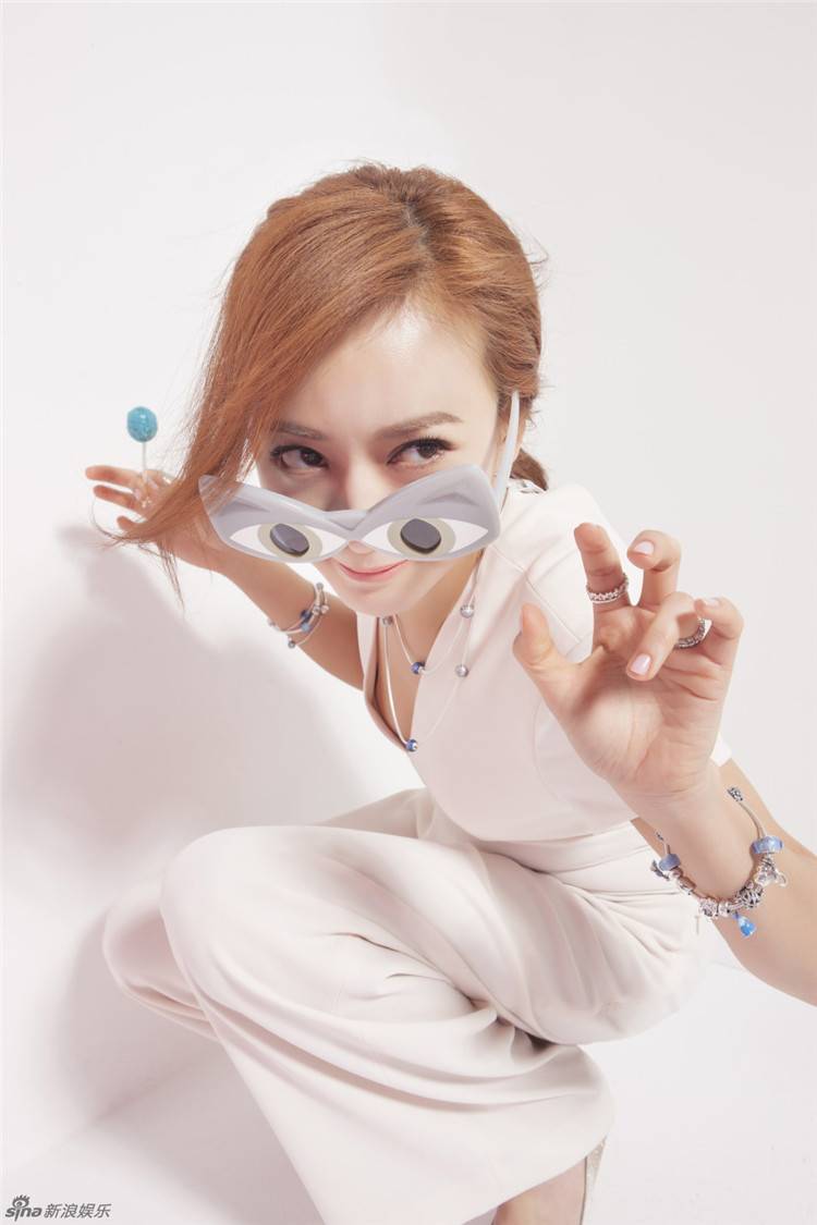 陈意涵最新写真大片 鬼马另类搭配显小女人风味