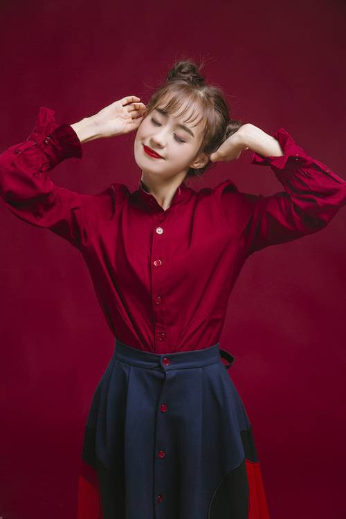 郑合惠子新年曝光最新写真 俏皮丸子头古灵精怪