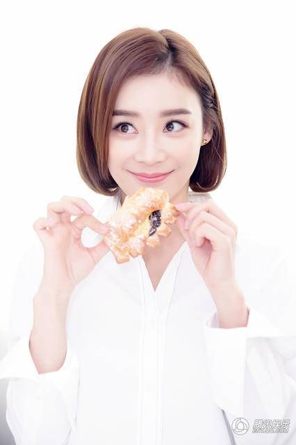 袁姗姗最新时尚写真图片 温暖式微笑沁人心脾