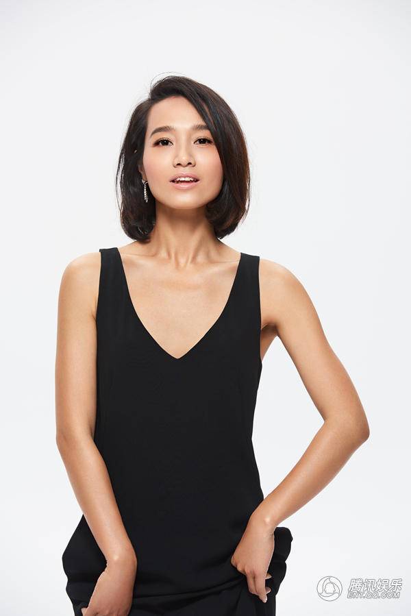 主持人朱丹黑白极简写真现性感&ldquo;锁骨杀&rdquo;