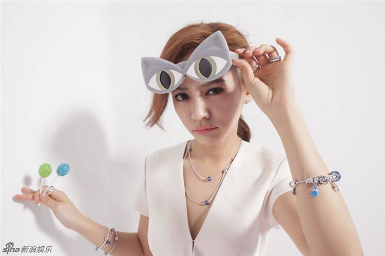 陈意涵最新写真大片 鬼马另类搭配显小女人风味