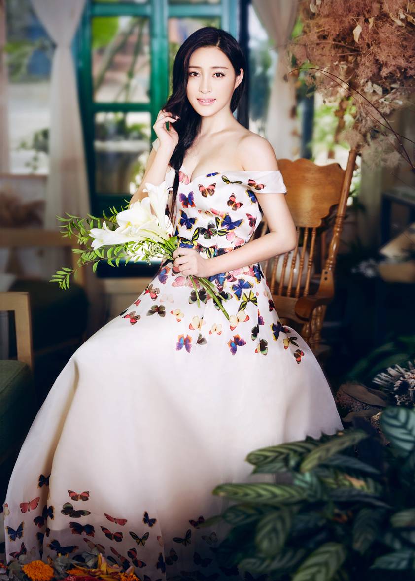 演员甘婷婷最新写真曝光 变身花仙子魅力撩人