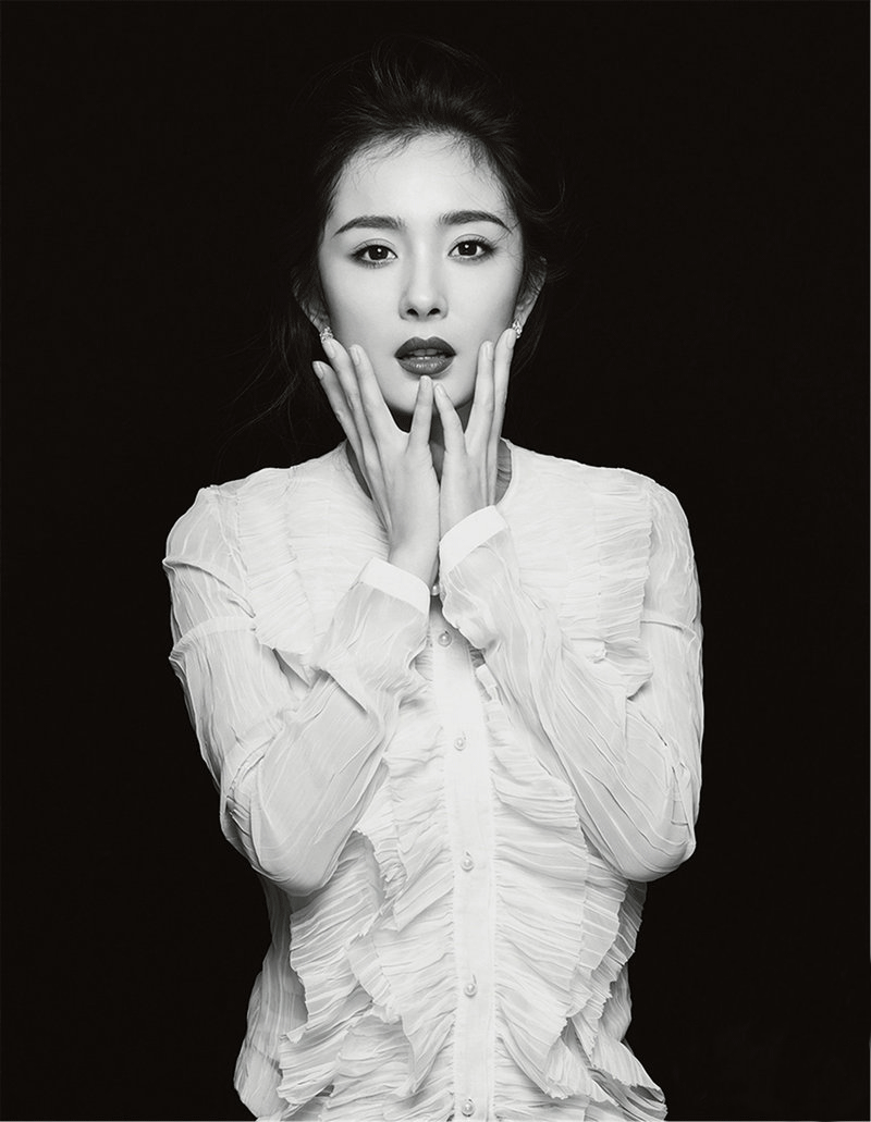 杨幂最新时尚写真大片 烈焰红唇冷艳动人