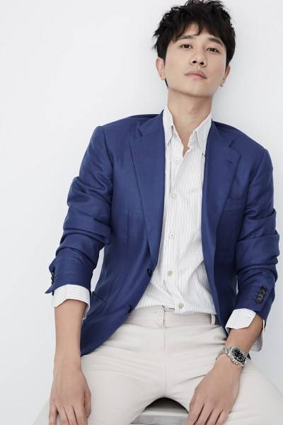 演员彭冠英最新写真 迷人微笑撩人心弦