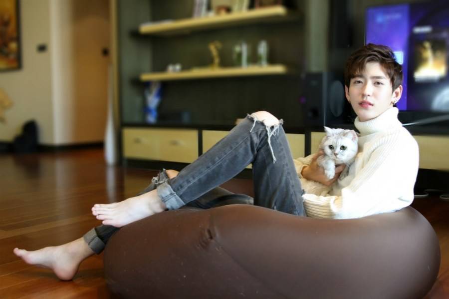 李东阳冬日写真曝光 长腿颜赞惹人爱