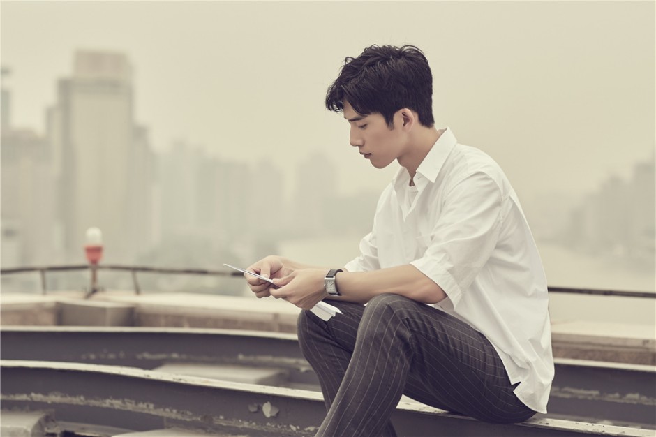 井柏然时尚大片曝光 黑白光影演绎正反面