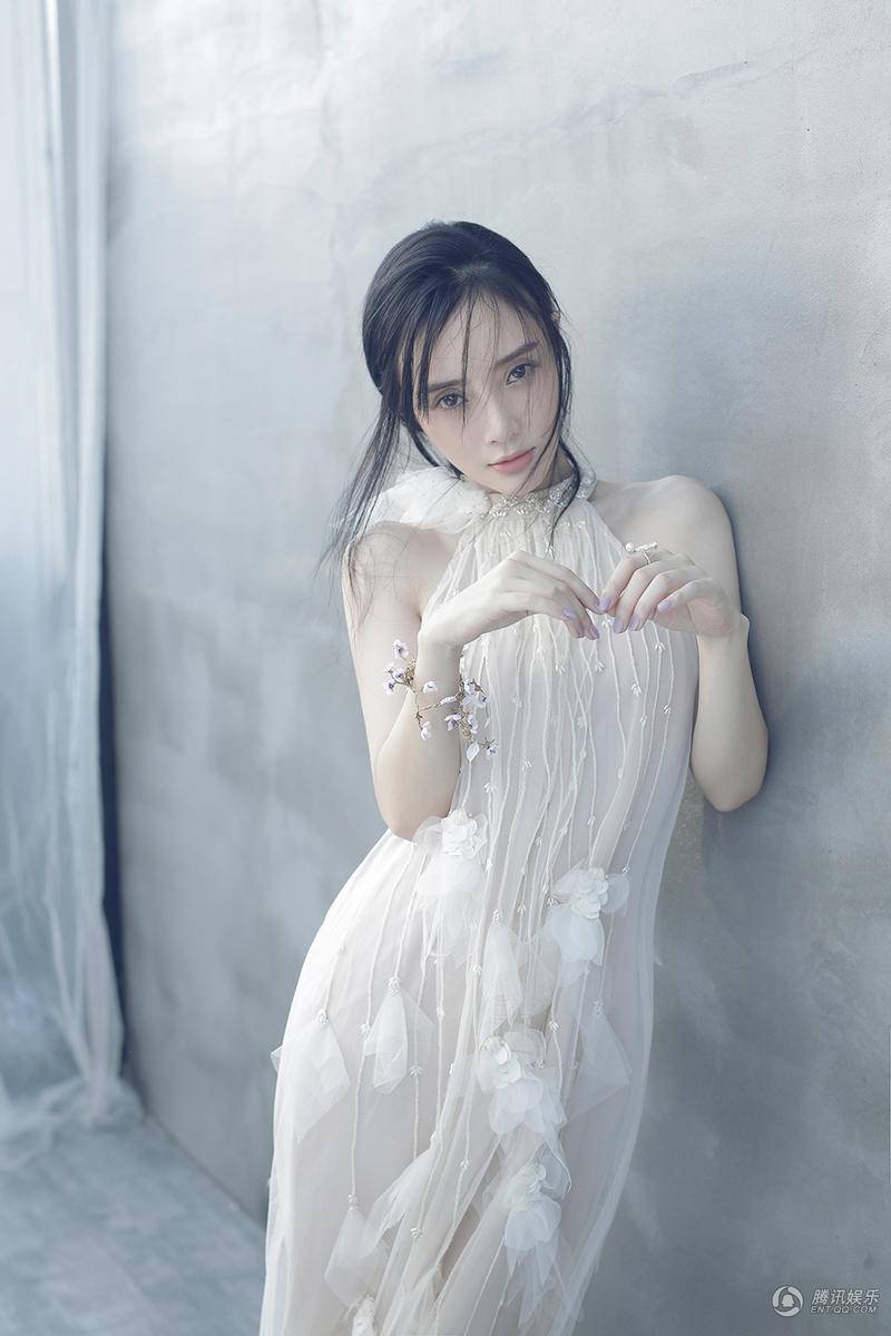 辣妈李小璐唯美写真大片 冷峻娇柔清纯似少女