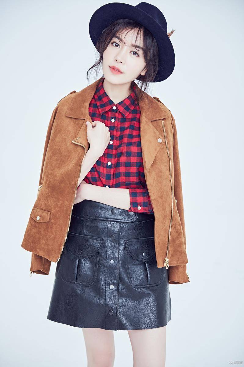 赵多娜曝时尚写真 冬日英伦风搭配干练十足