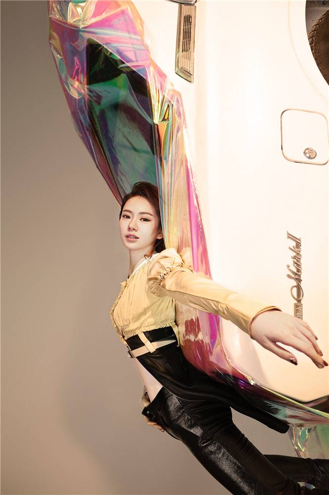 戚薇秋冬时尚写真公开 率性绽放酷感十足