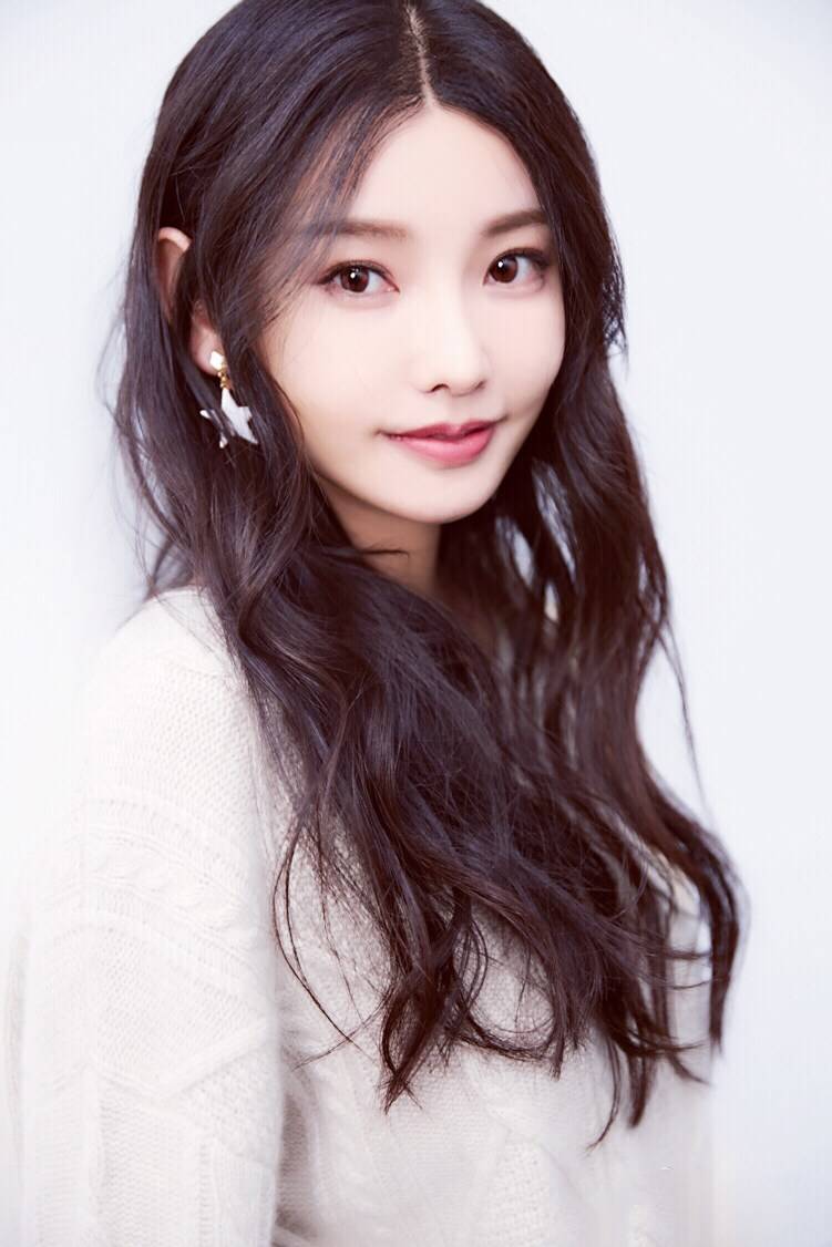 童菲冬日治愈系写真曝光 鬼马可爱暖化人心