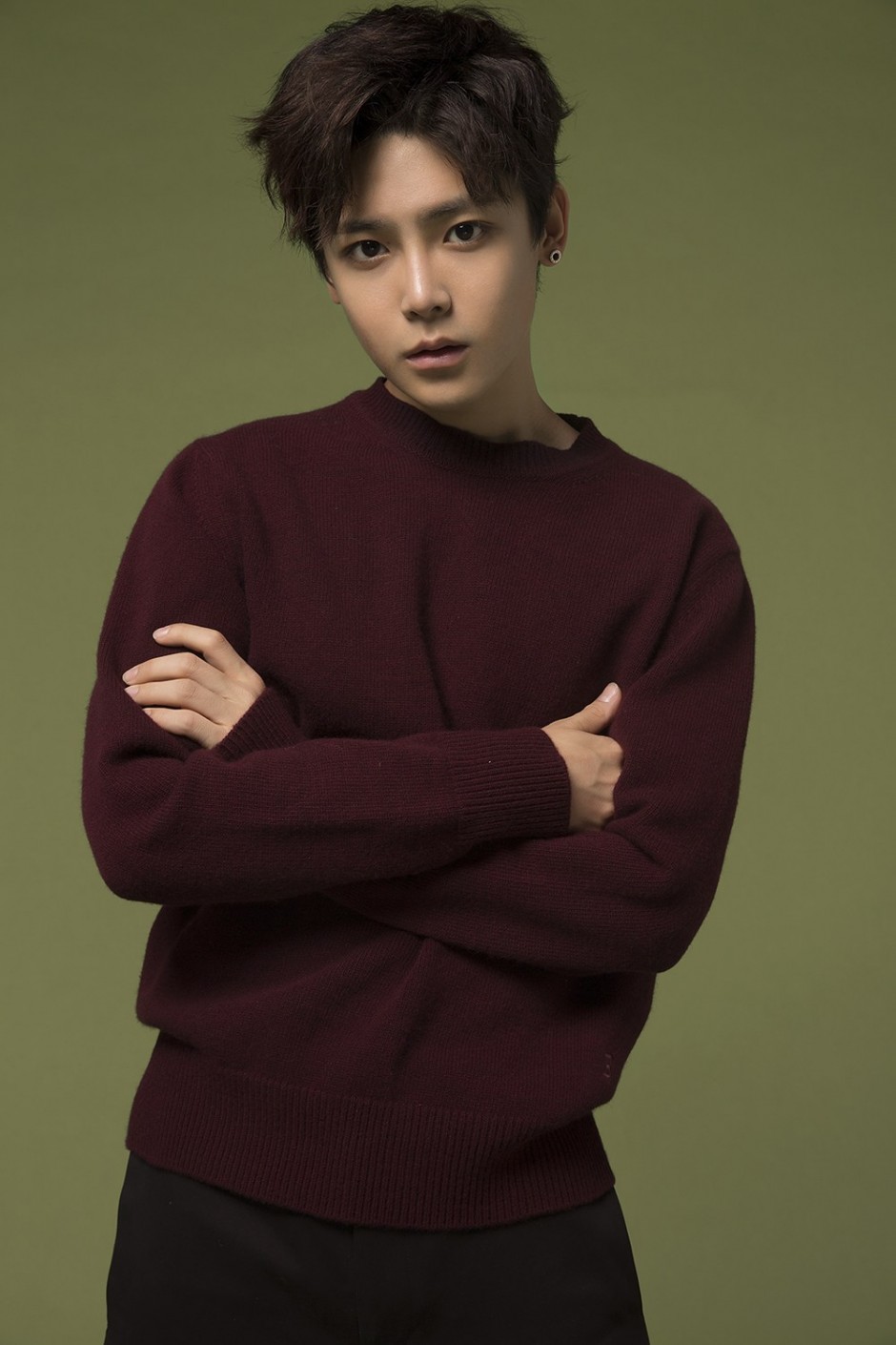 超能少年侯明昊写真 初显内敛稳重男友力