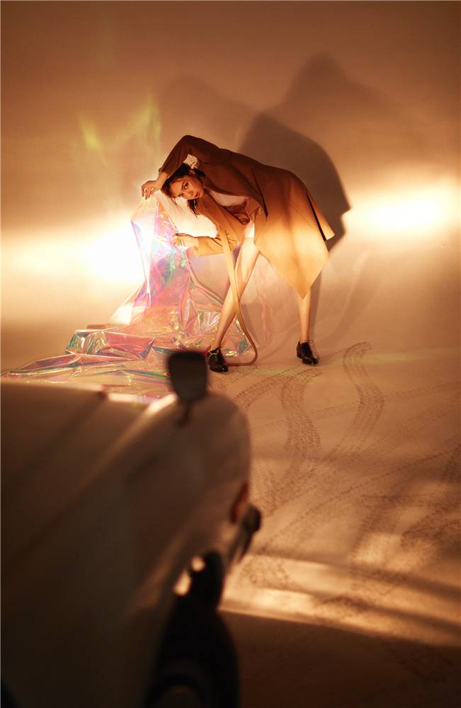 戚薇秋冬时尚写真公开 率性绽放酷感十足