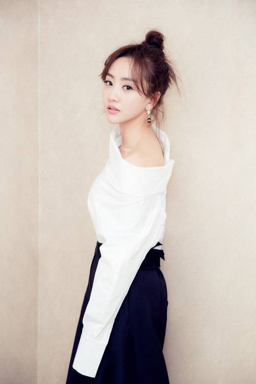 杨蓉时尚写真曝光 小露香肩可爱又妩媚