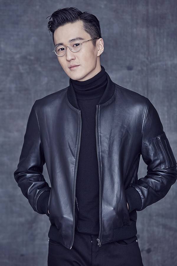 内地演员赵炳锐写真帅照 利落短发大展男士风范