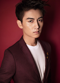 陈晓西装写真超时髦 目光深邃透露深沉魅力