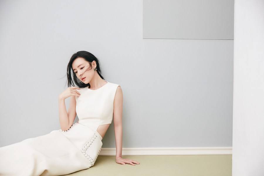 张静初最新写真图片 成熟风范显曼妙身姿