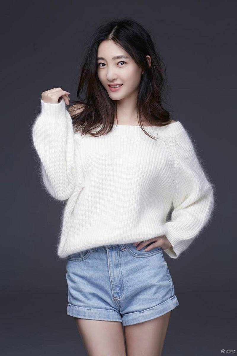 演员王丽坤暖冬写真 香肩长腿显别致小性感