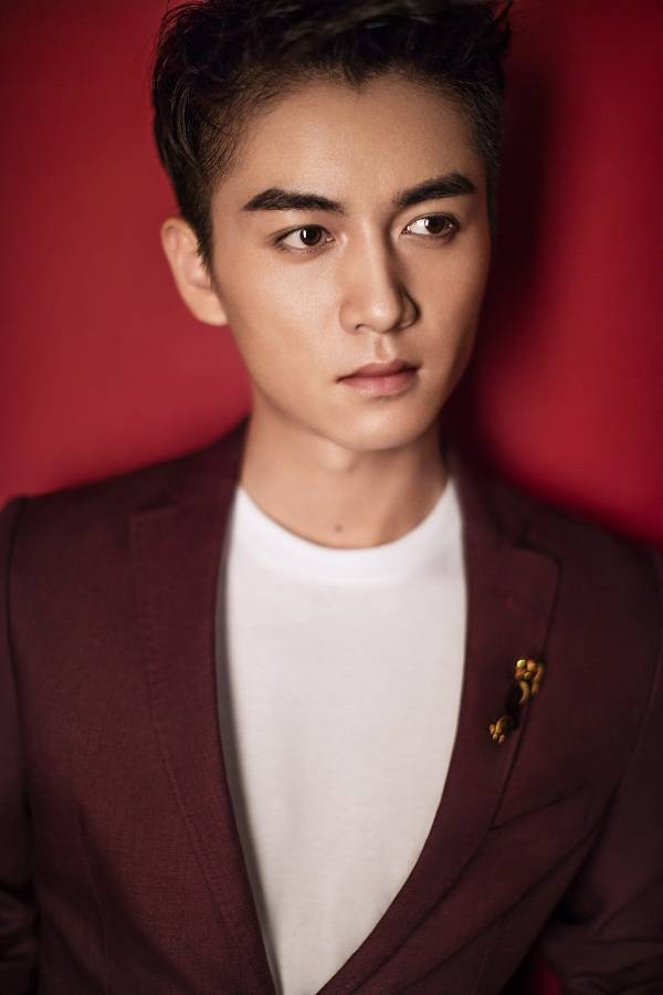 陈晓西装写真超时髦 目光深邃透露深沉魅力