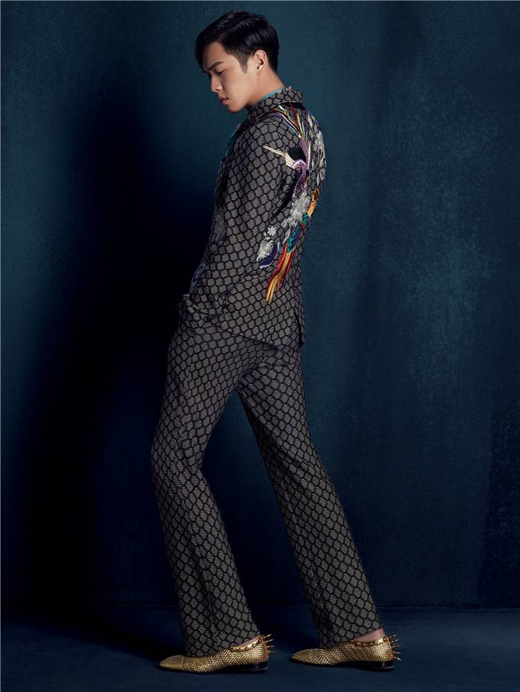 张若昀帅气复古写真大片 另类复古别具风格