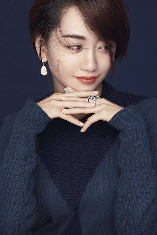 杨蓉冬日珠宝写真 尽显知性慵懒华贵风