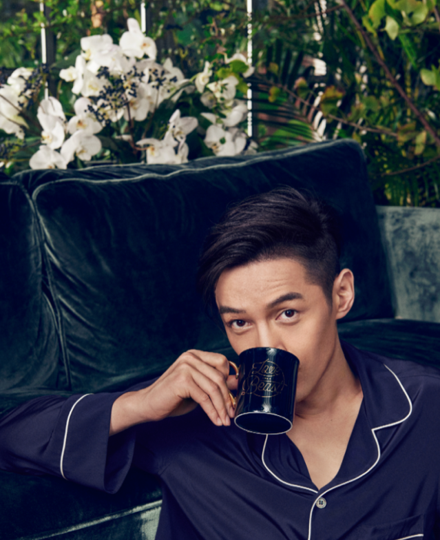 胡歌写真帅出新高度 和龟互动网友叹:人不如龟