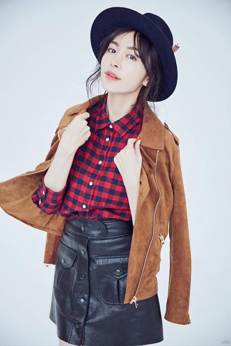 赵多娜曝时尚写真 冬日英伦风搭配干练十足