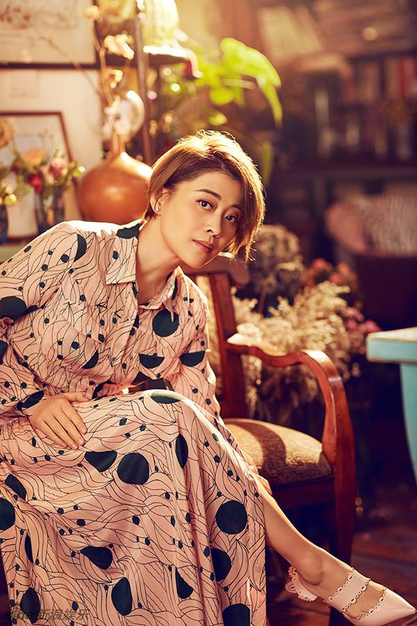 梅婷新春写真大片曝光 温暖如光笑容满分