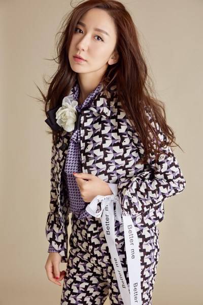 演员娄艺潇最新写真曝光 变身西装美人