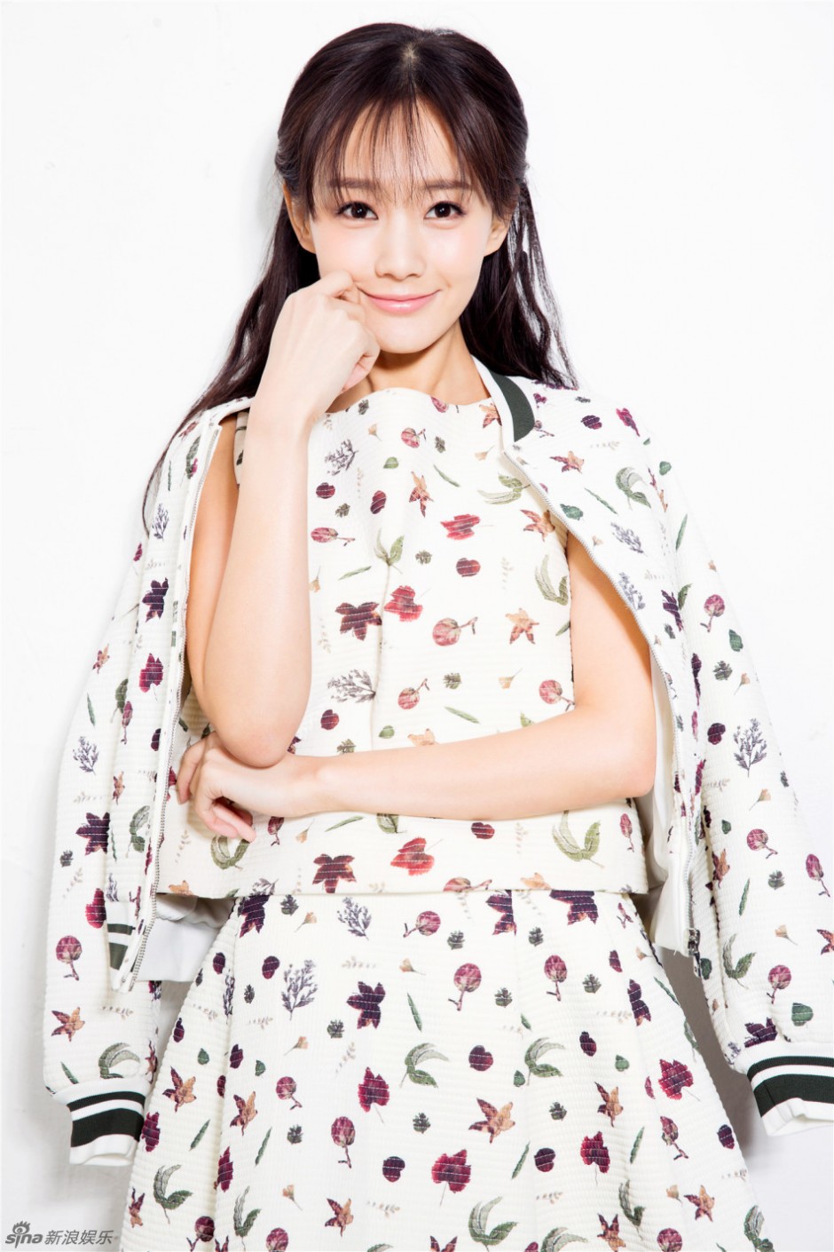 李一桐最新写真曝光 干净素雅犹如仙子般灵动