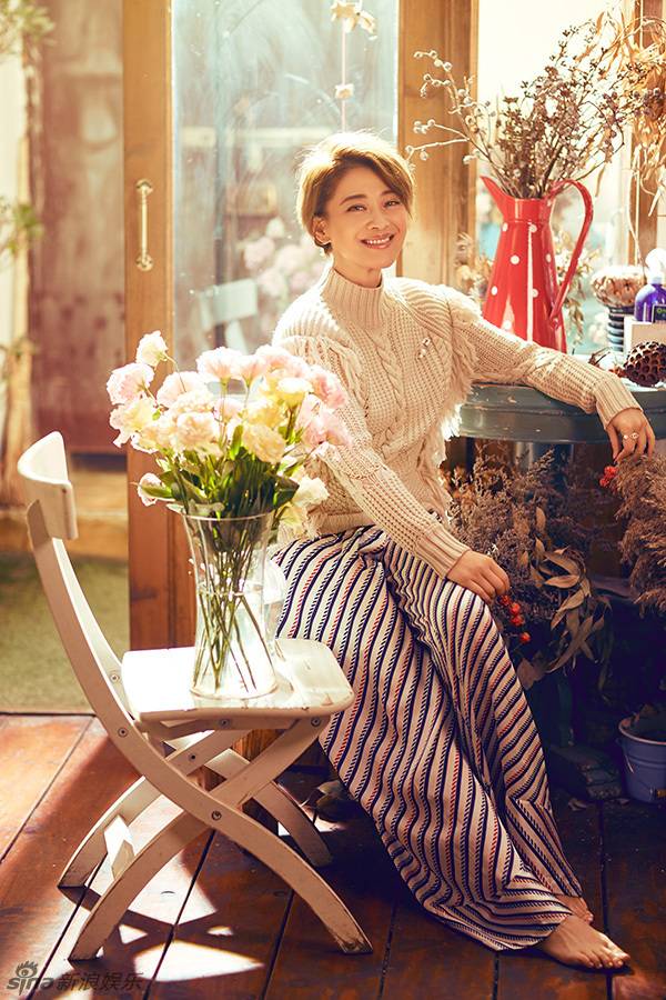 梅婷新春写真大片曝光 温暖如光笑容满分