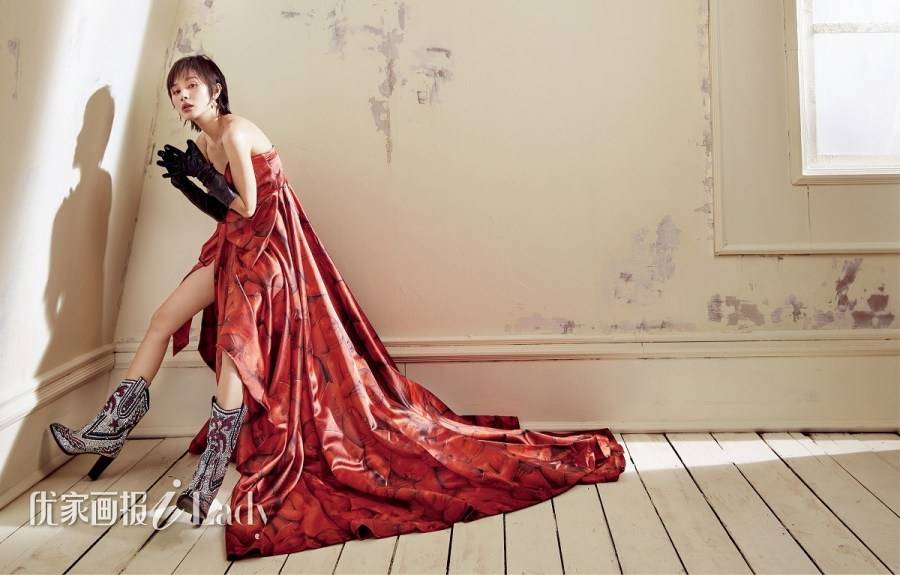 演员王子文曝最新写真 性感露肩玩转欧美风