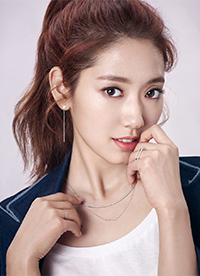 朴信惠最新时尚杂志写真 白衣黑裙干练精致