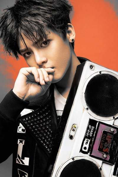 侯明昊酷帅写真大片 冷眸俊颜碰撞浓烈色彩