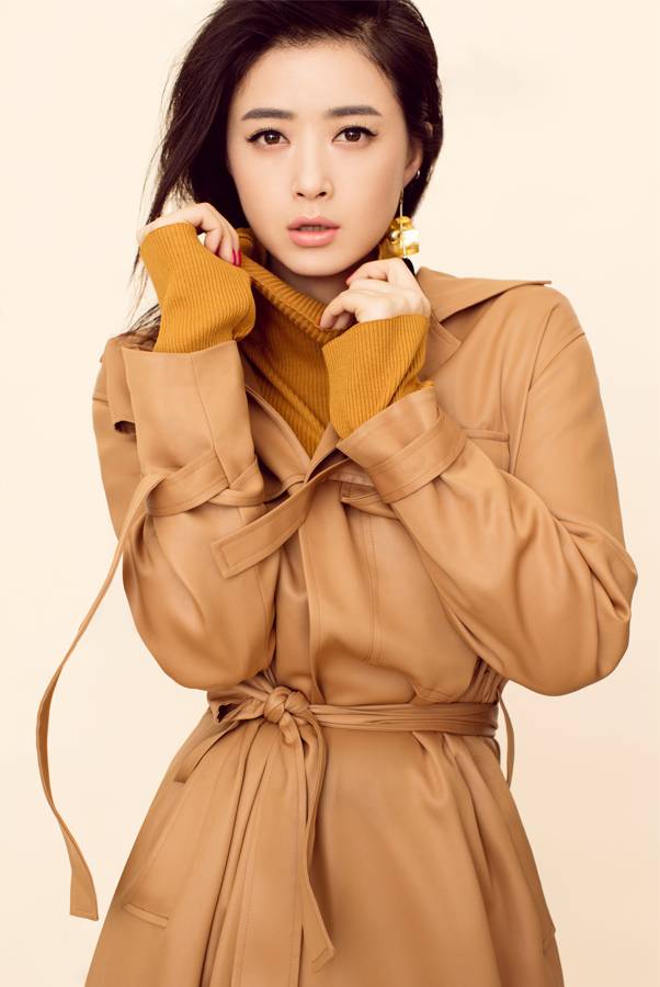 蒋欣时尚大片曝光 长款风衣难掩优雅气质