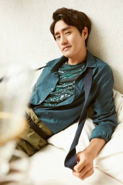 演员杨玏秋季慵懒写真曝光 变身雅痞绅士