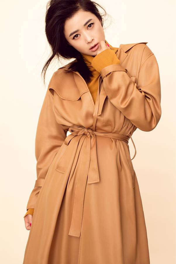 蒋欣时尚大片曝光 长款风衣难掩优雅气质