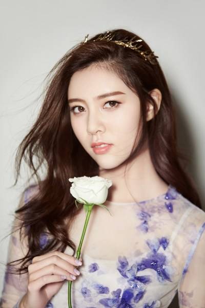 宋妍霏完美侧颜写真曝光 清新少女风仙气十足