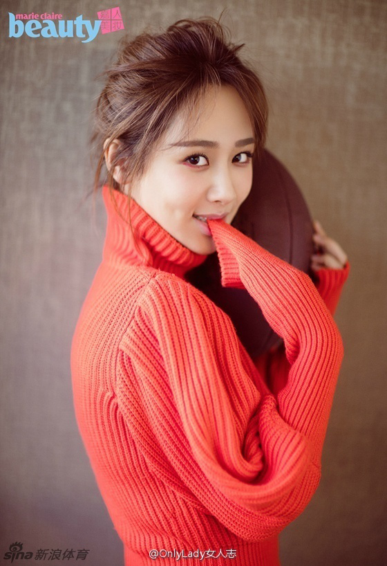 杨紫运动风写真大片 青春洋溢元气妆暖又美