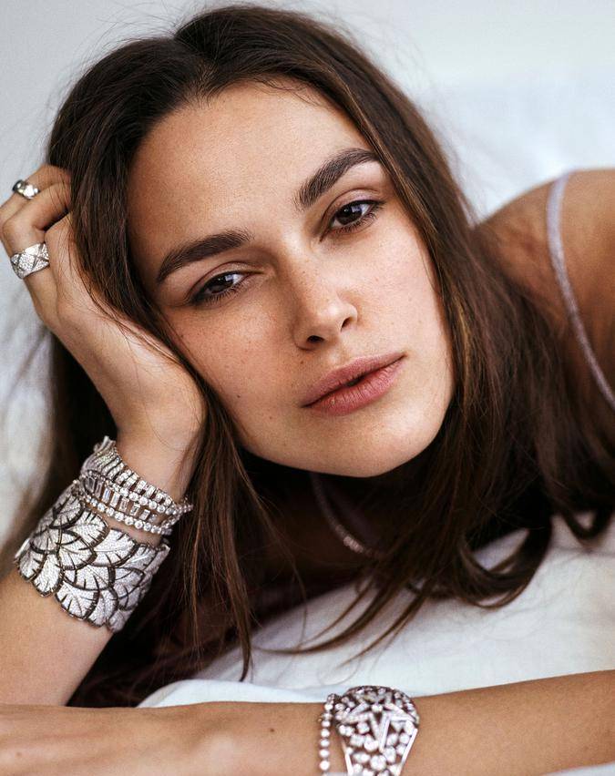 凯拉&middot;奈特莉性感写真图片 半裸摸胸气质冷艳