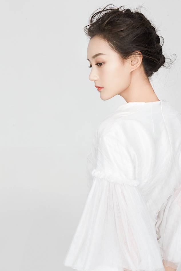 李一桐最新写真图片 甜美清新侧颜迷人